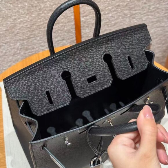 Classic Hermes Bag: A Stylish and Versatile Choice for Elegance - Picture 6 of 6